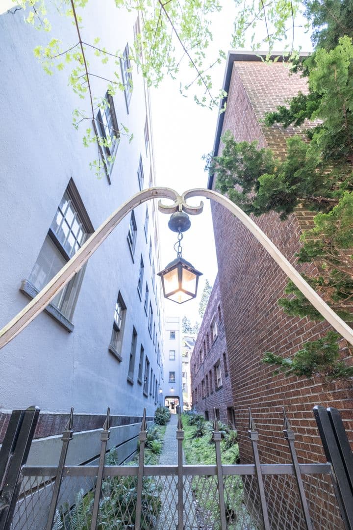 Portland Apartment: 831 SW Vista Ave