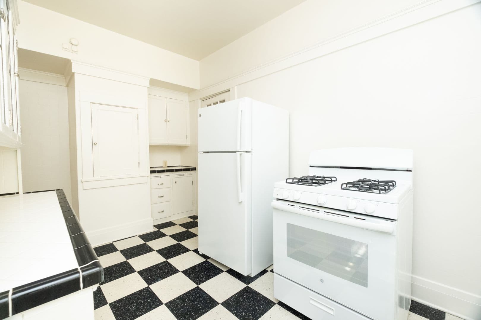 Portland Apartment: 117 NW Trinity Pl
