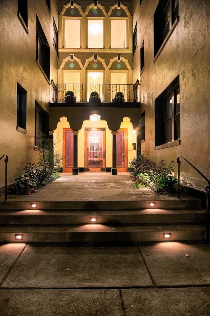 Portland Apartment: 707 NW 19th Ave