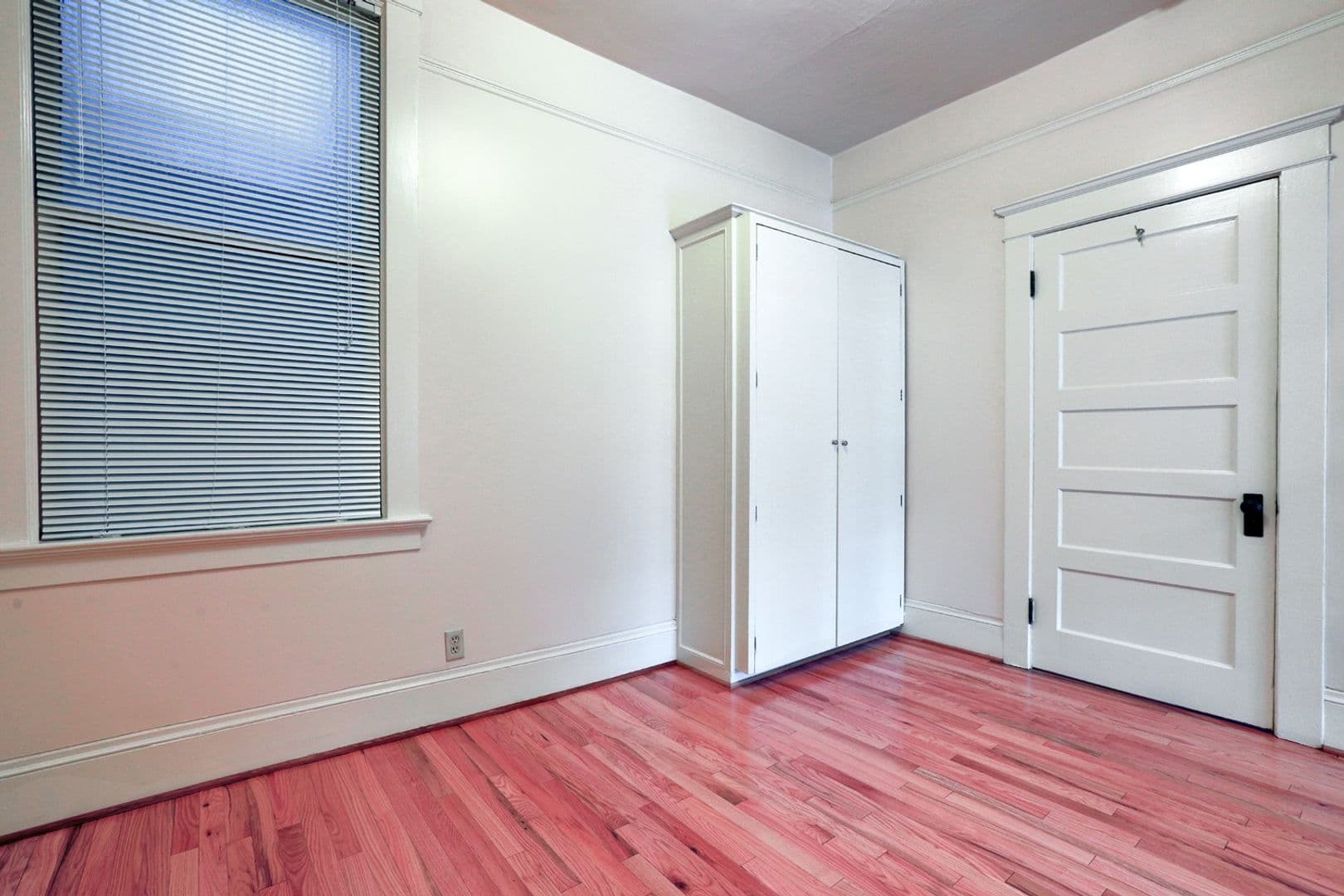 Portland Apartment: 819 NW 23rd Ave