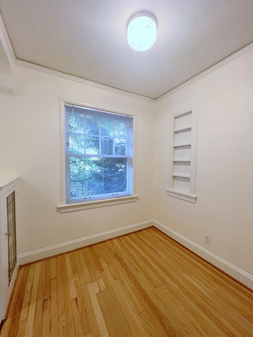 Portland Apartment: 1949 NW Everett St.