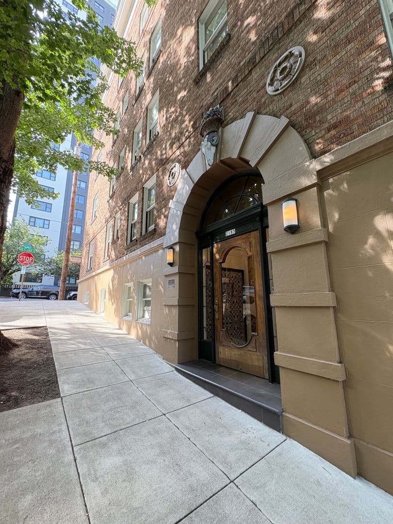 Portland Apartment: 2185 SW Yamhill St