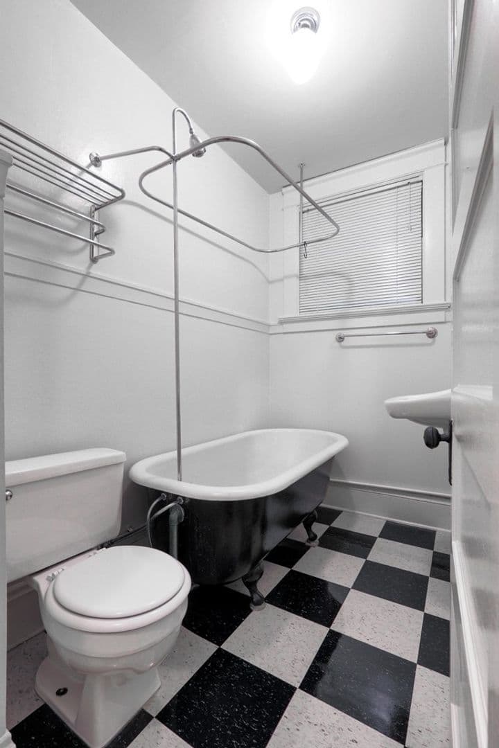 Portland Apartment: 819 NW 23rd Ave