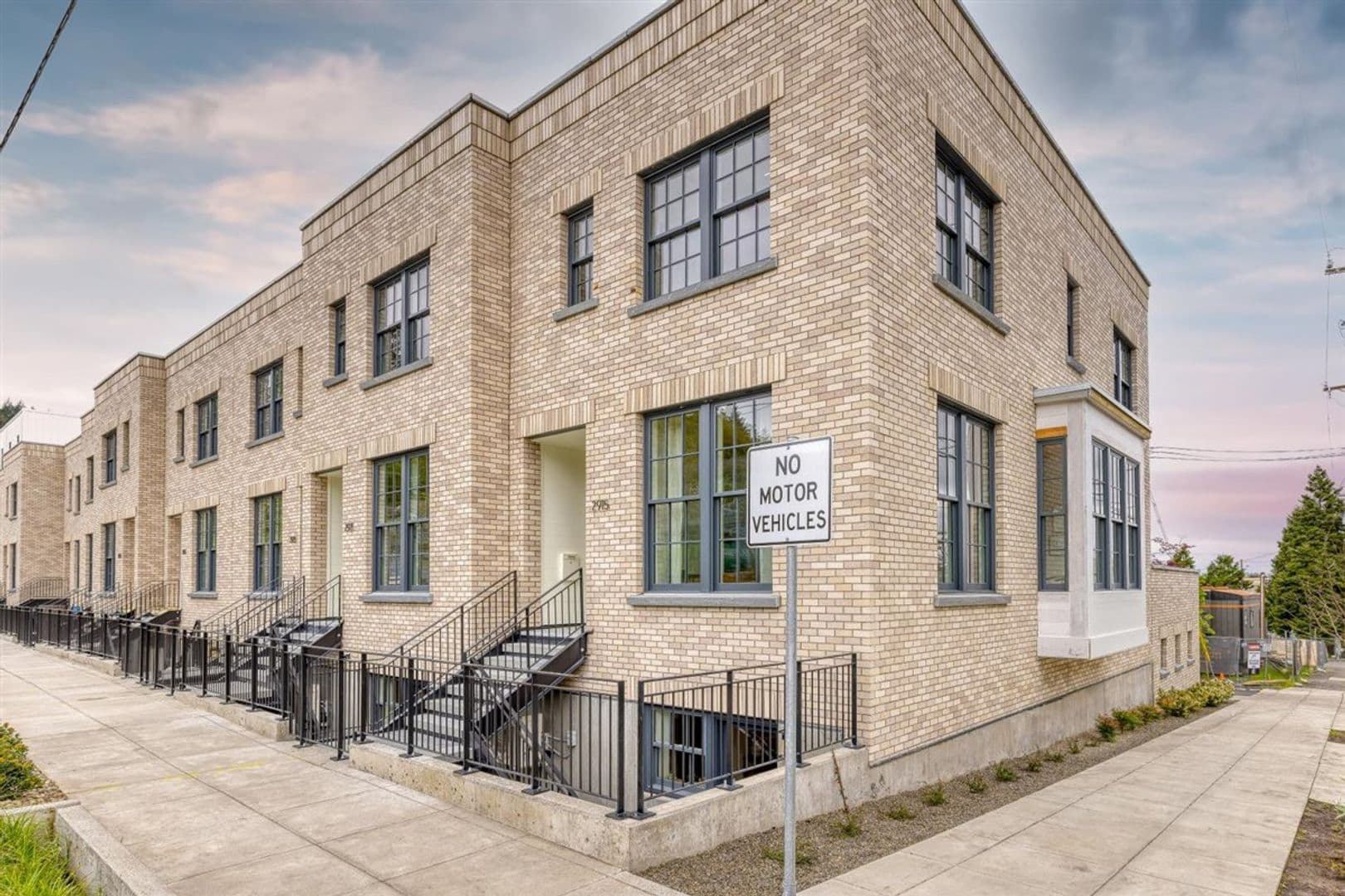 Portland Apartment: 2915A-2989B NW Wilson St.