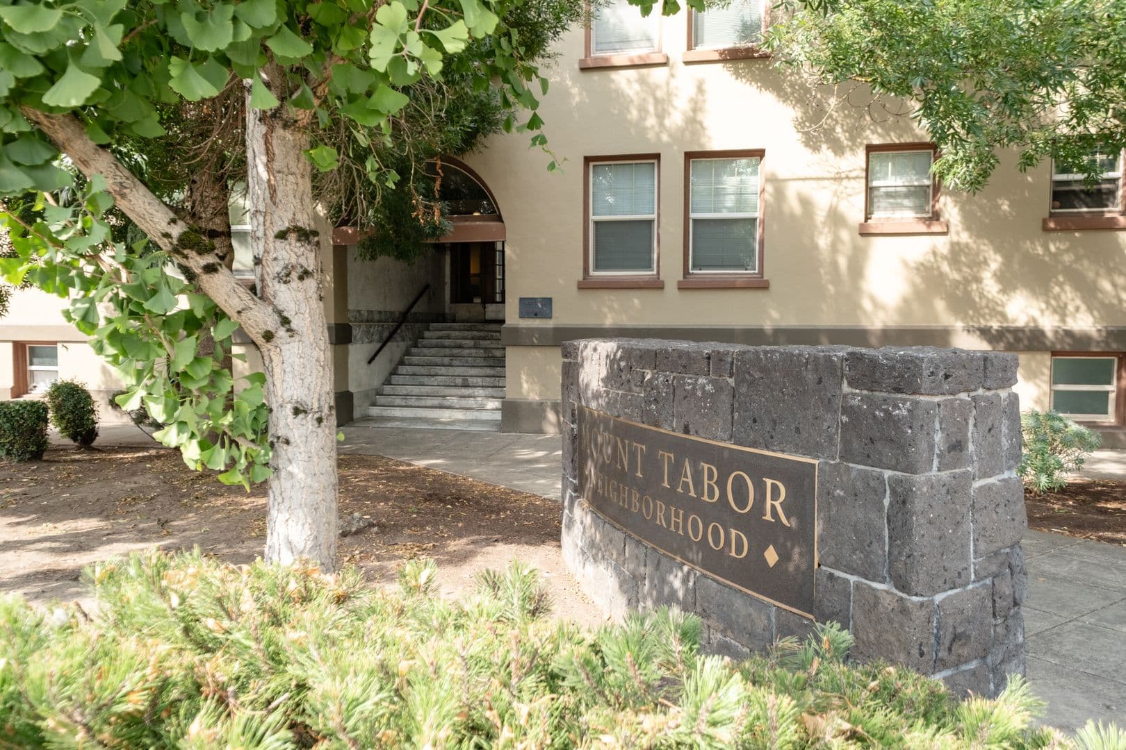 Portland Apartment: 4929 SE Hawthorne Blvd.