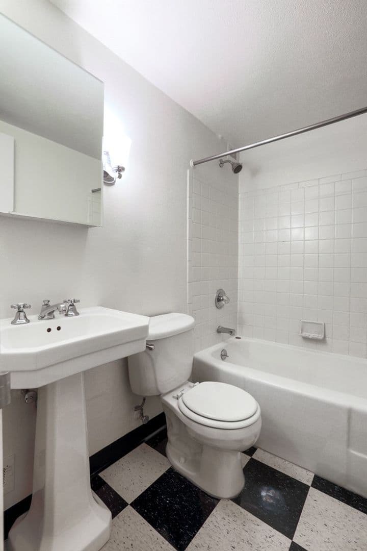 Portland Apartment: 2199 NW Everett St