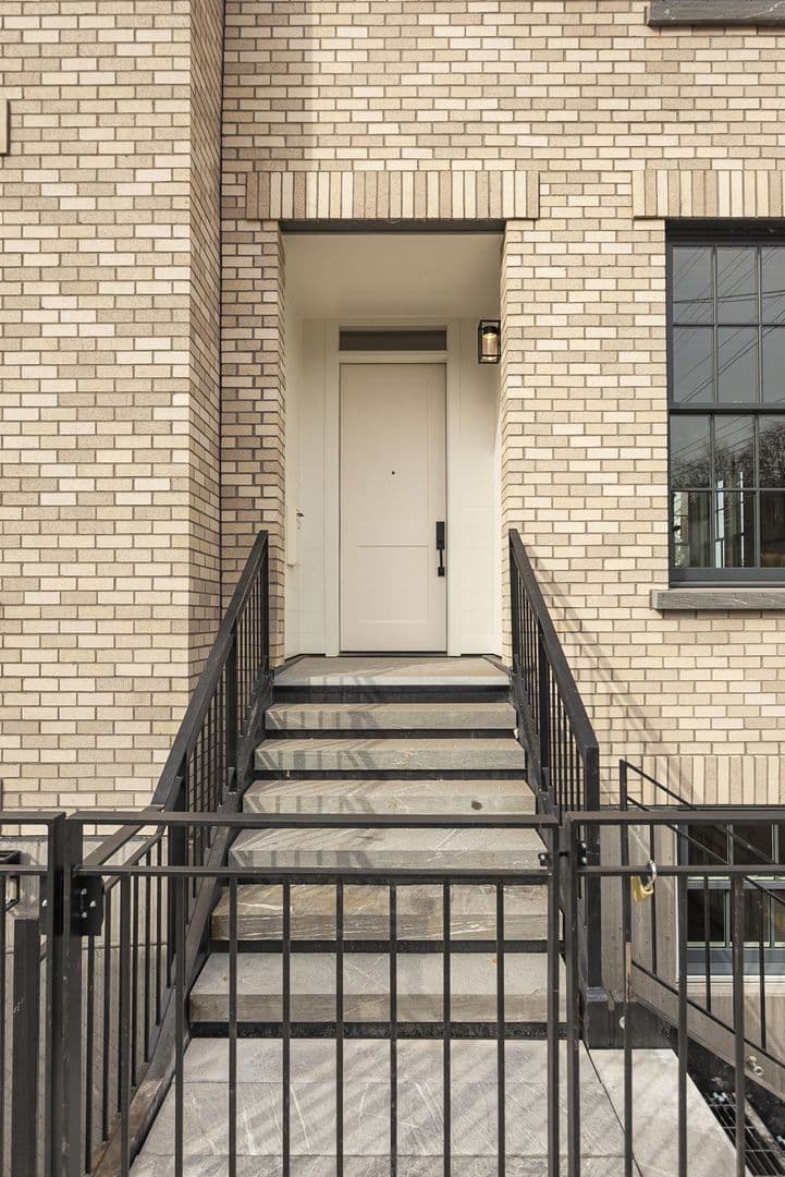Portland Apartment: 2915A-2989B NW Wilson St.