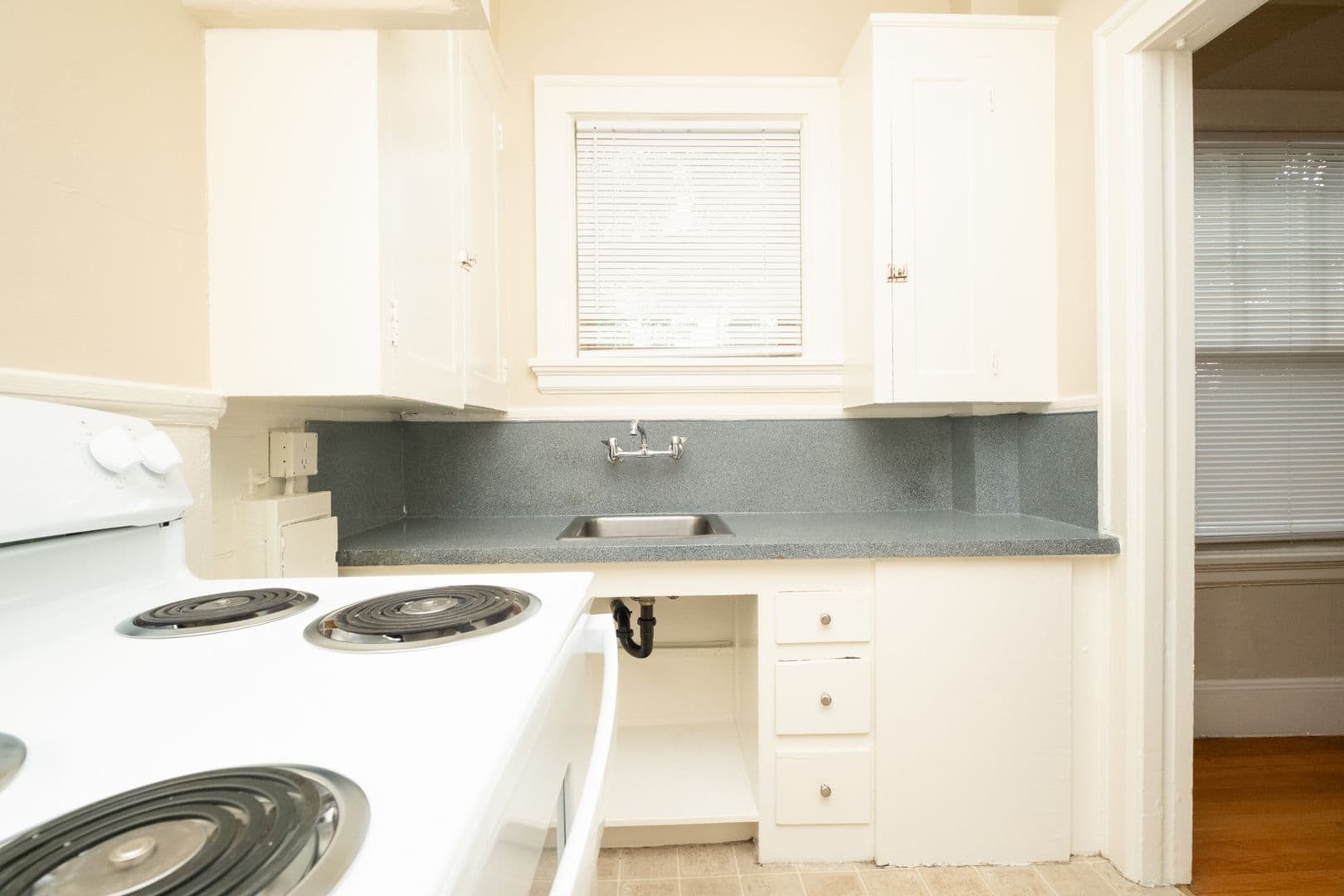 Portland Apartment: 4929 SE Hawthorne Blvd.