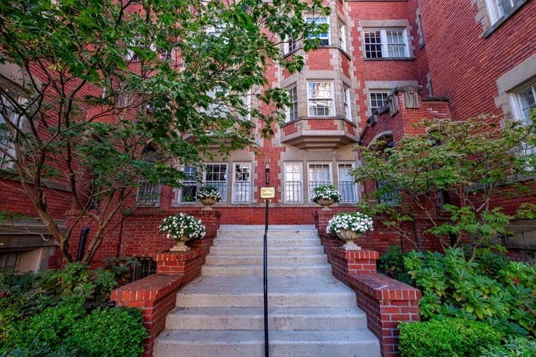 Portland Apartment: 117 NW Trinity Pl
