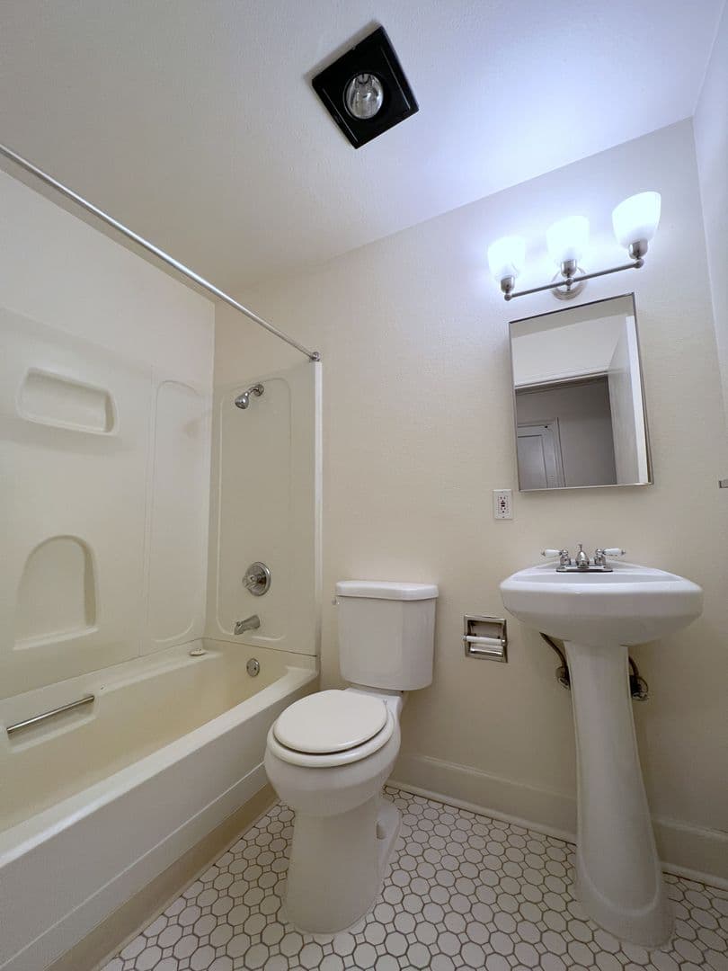Portland Apartment: 1975 NW Everett St.
