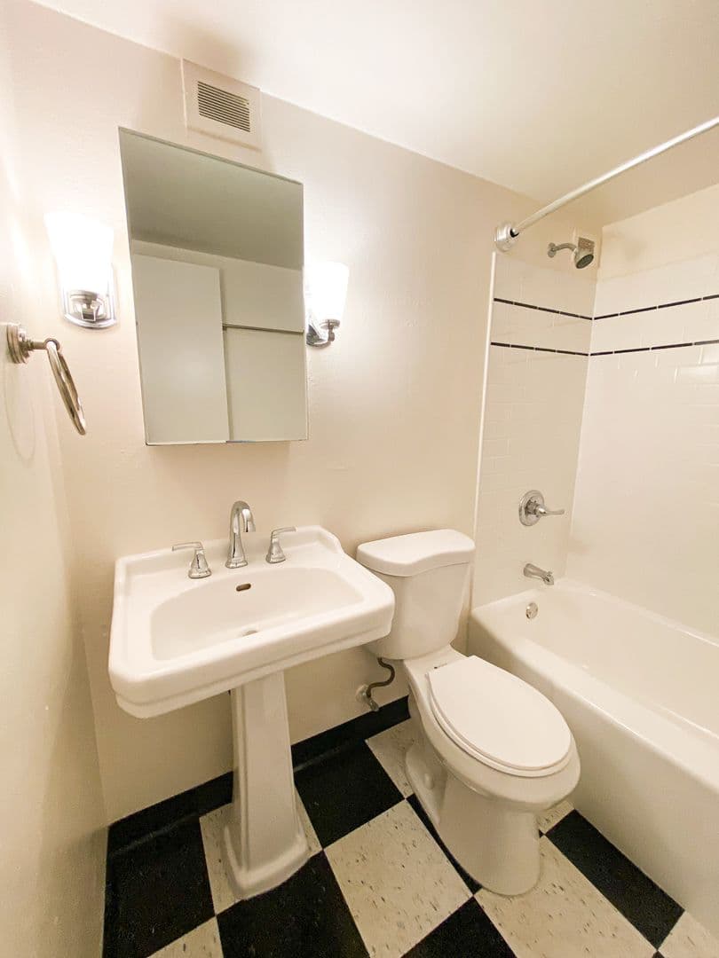 Portland Apartment: 2199 NW Everett St