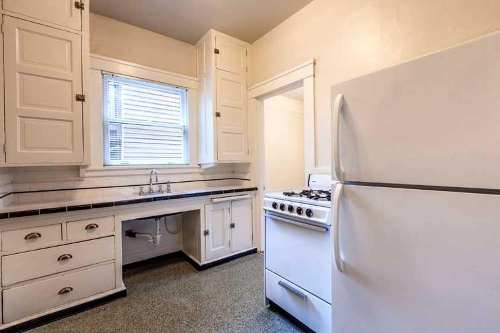 Portland Apartment: 814 NW 22nd Ave