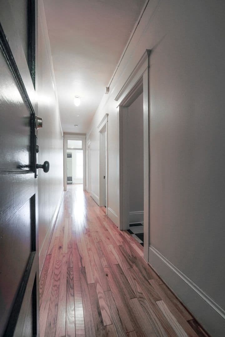 Portland Apartment: 819 NW 23rd Ave