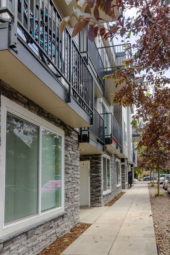 Portland Apartment: 5350 SE 18th Ave