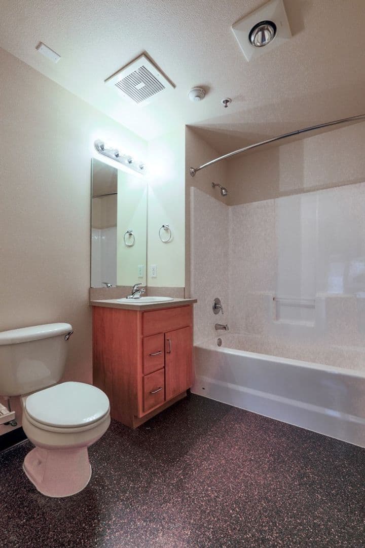 Portland Apartment: 210 NW 20th Ave