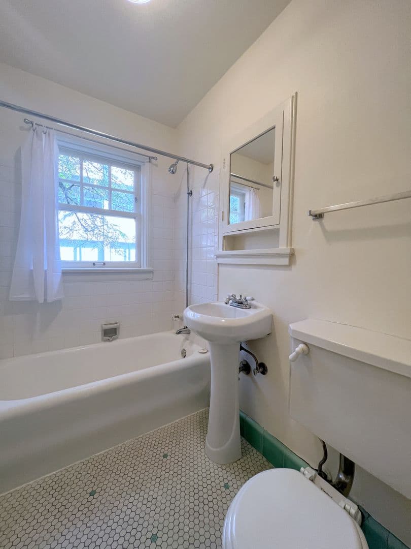 Portland Apartment: 1949 NW Everett St.
