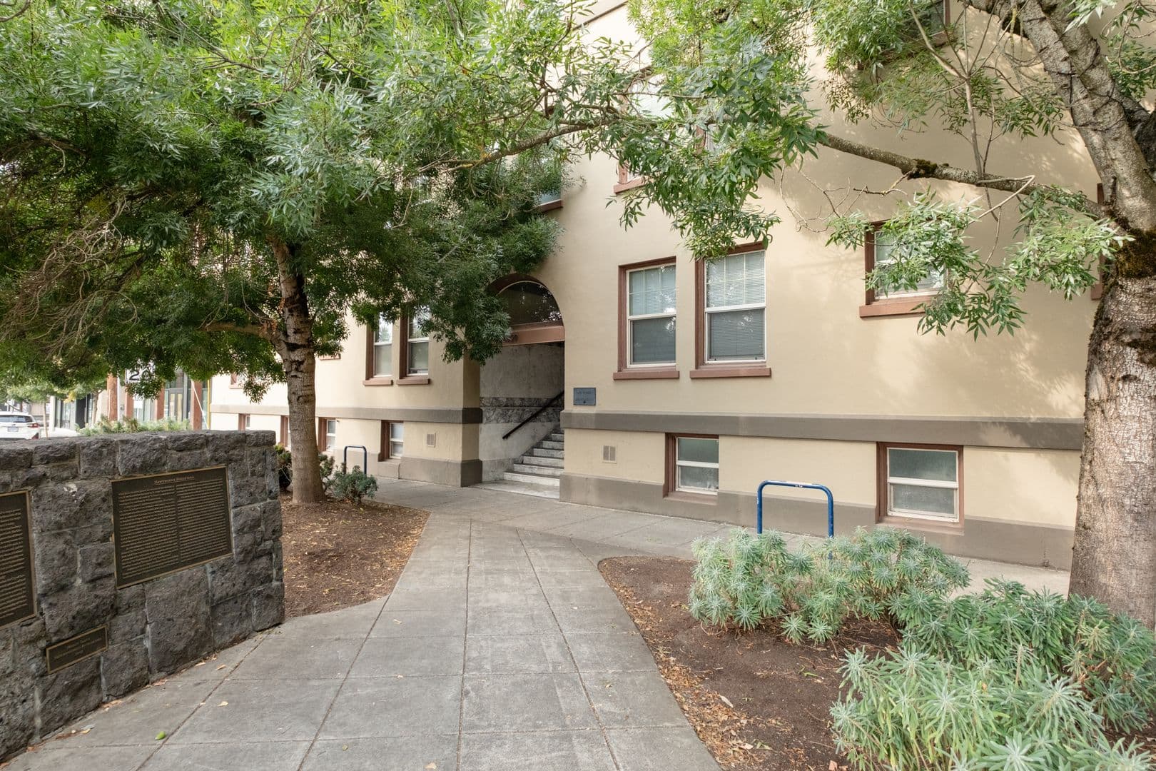 Portland Apartment: 4929 SE Hawthorne Blvd.