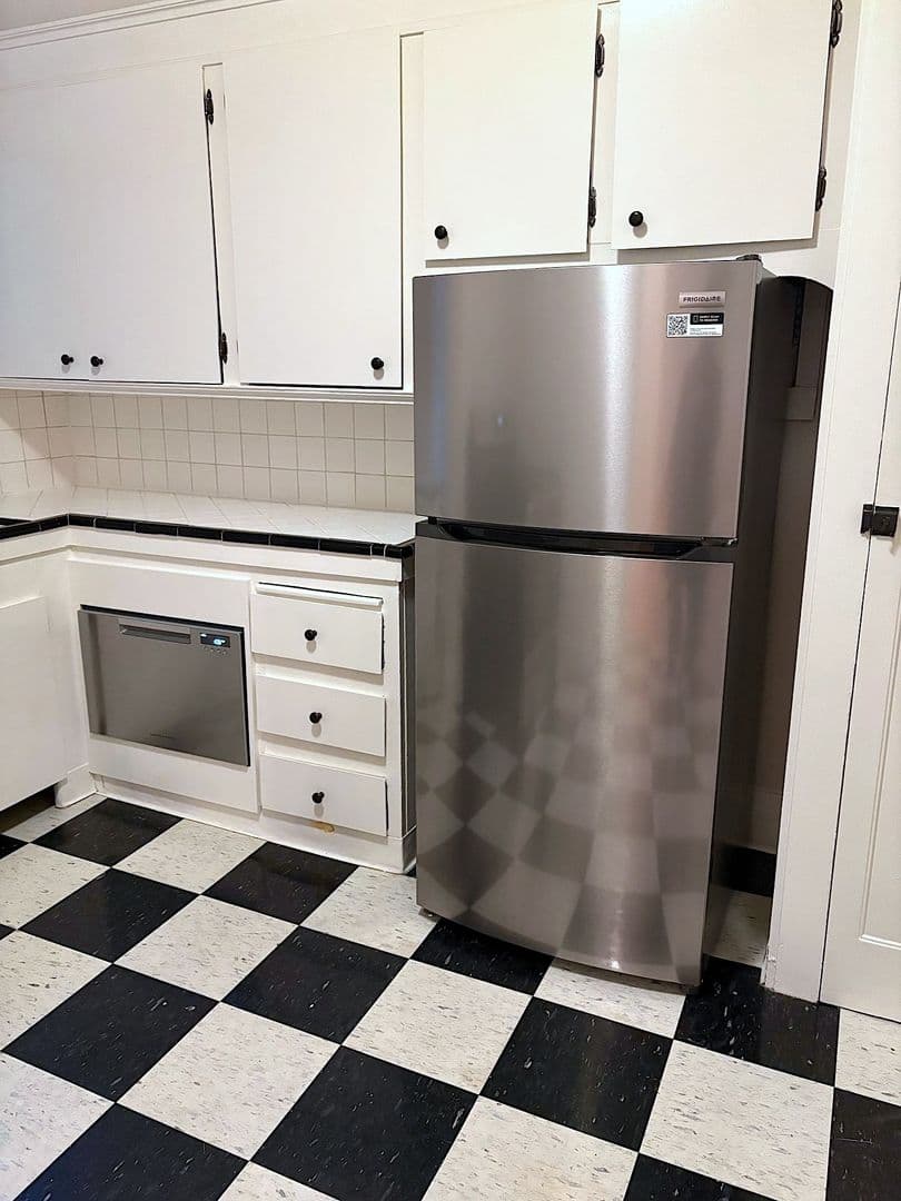 Portland Apartment: 117 NW Trinity Pl