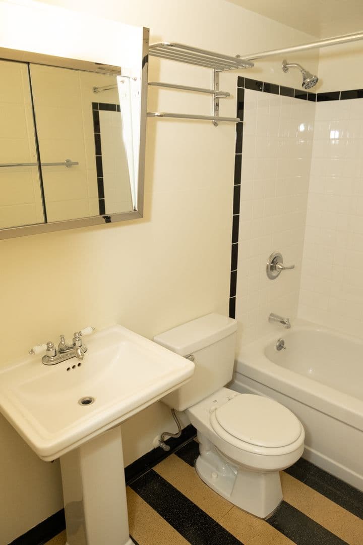 Portland Apartment: 1905 NW 29th Ave