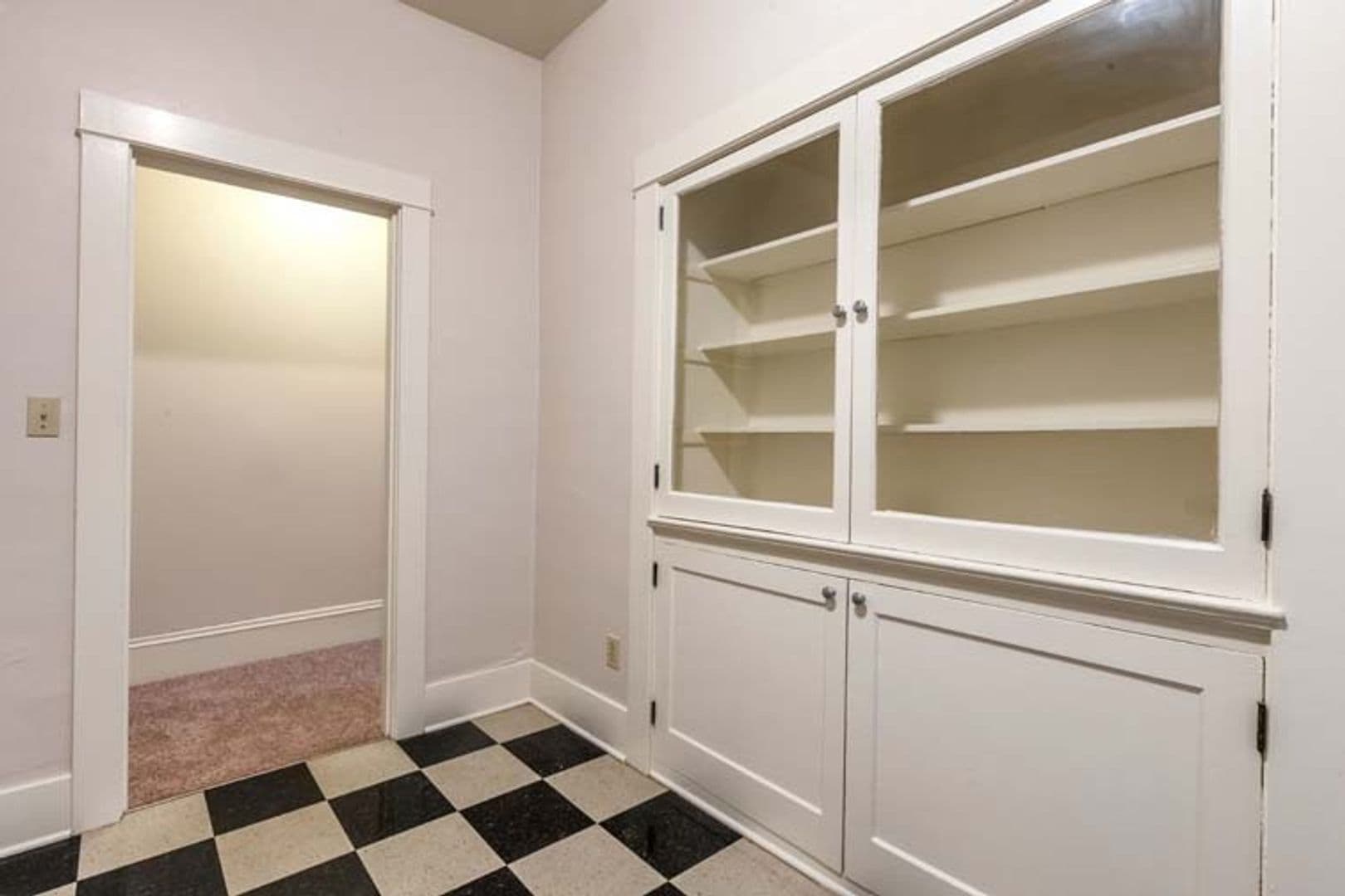 Portland Apartment: 819 NW 23rd Ave