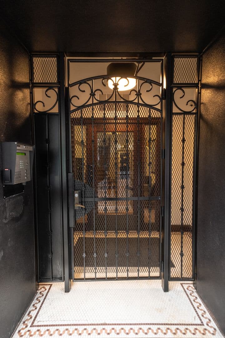 Portland Apartment: 1117 SW Alder St.
