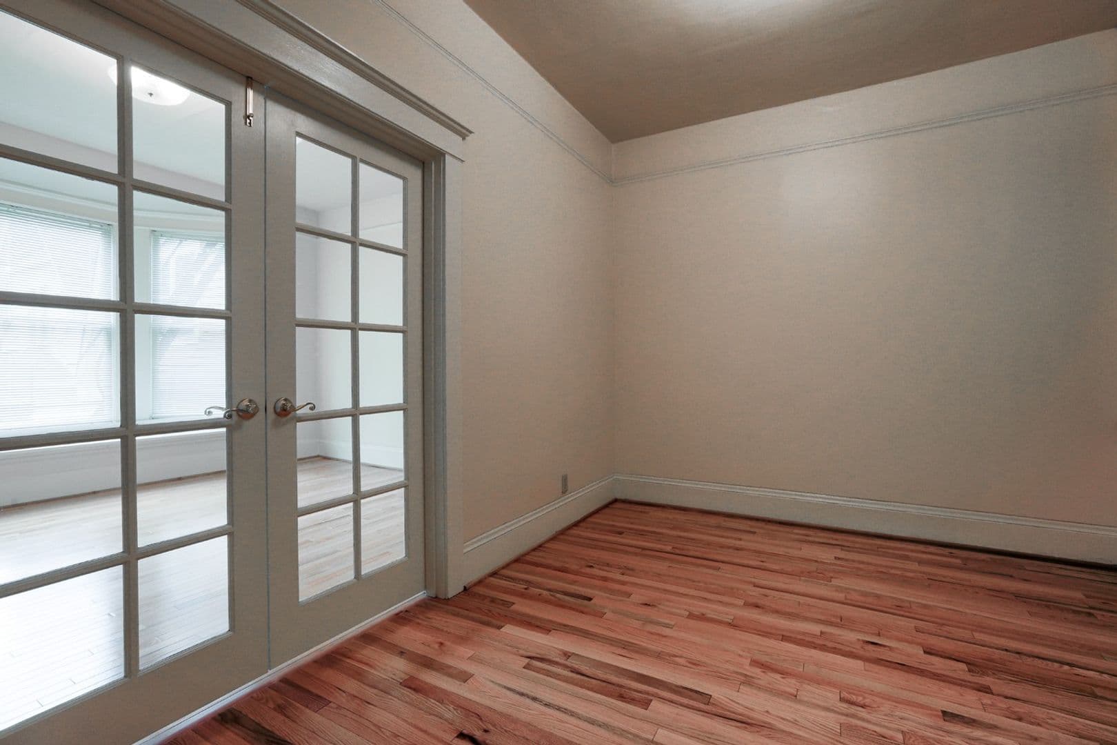 Portland Apartment: 819 NW 23rd Ave