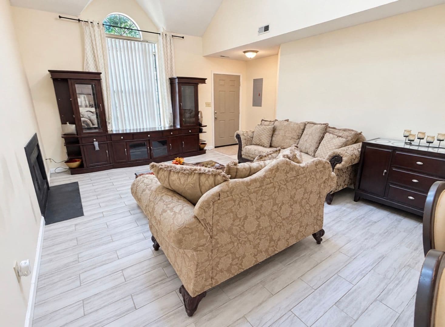 Newport News House: 355 Lee Mills Dr