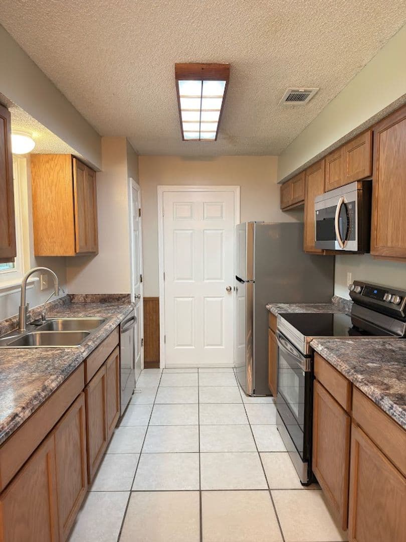 KINGSLAND House: 118 CASTLE OAK COURT