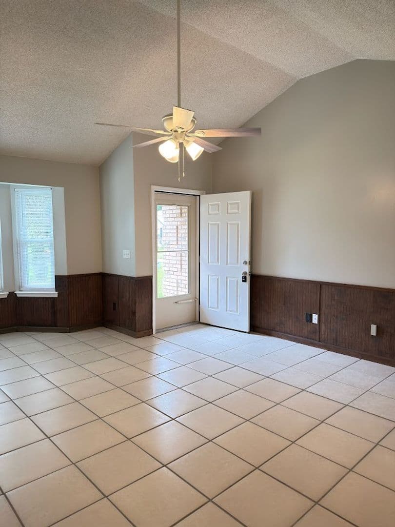 KINGSLAND House: 118 CASTLE OAK COURT