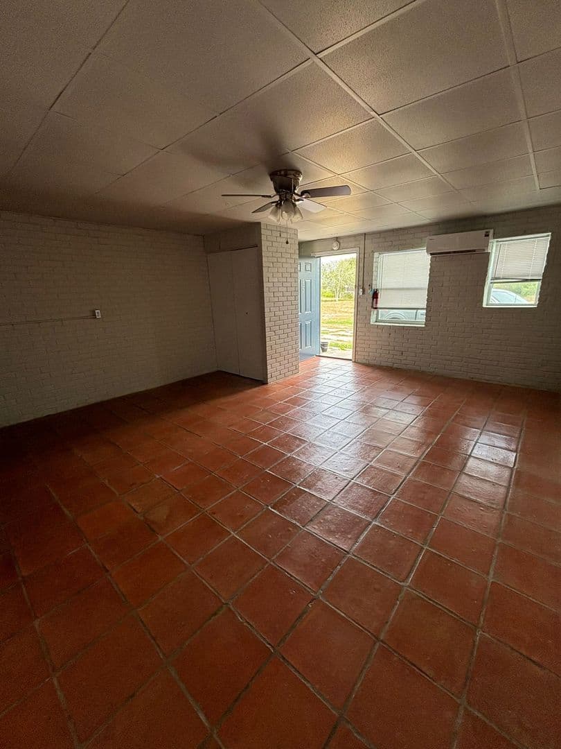 Beeville Apartment: 1627 W FM351