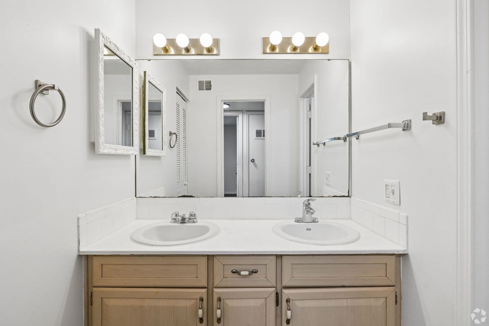 Gladstone Apartment: 7005 N Bales Ave