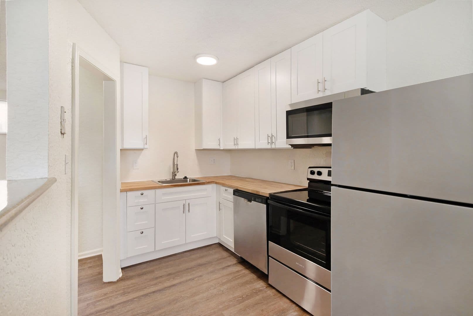 Gladstone Apartment: 2300 NE 70th St