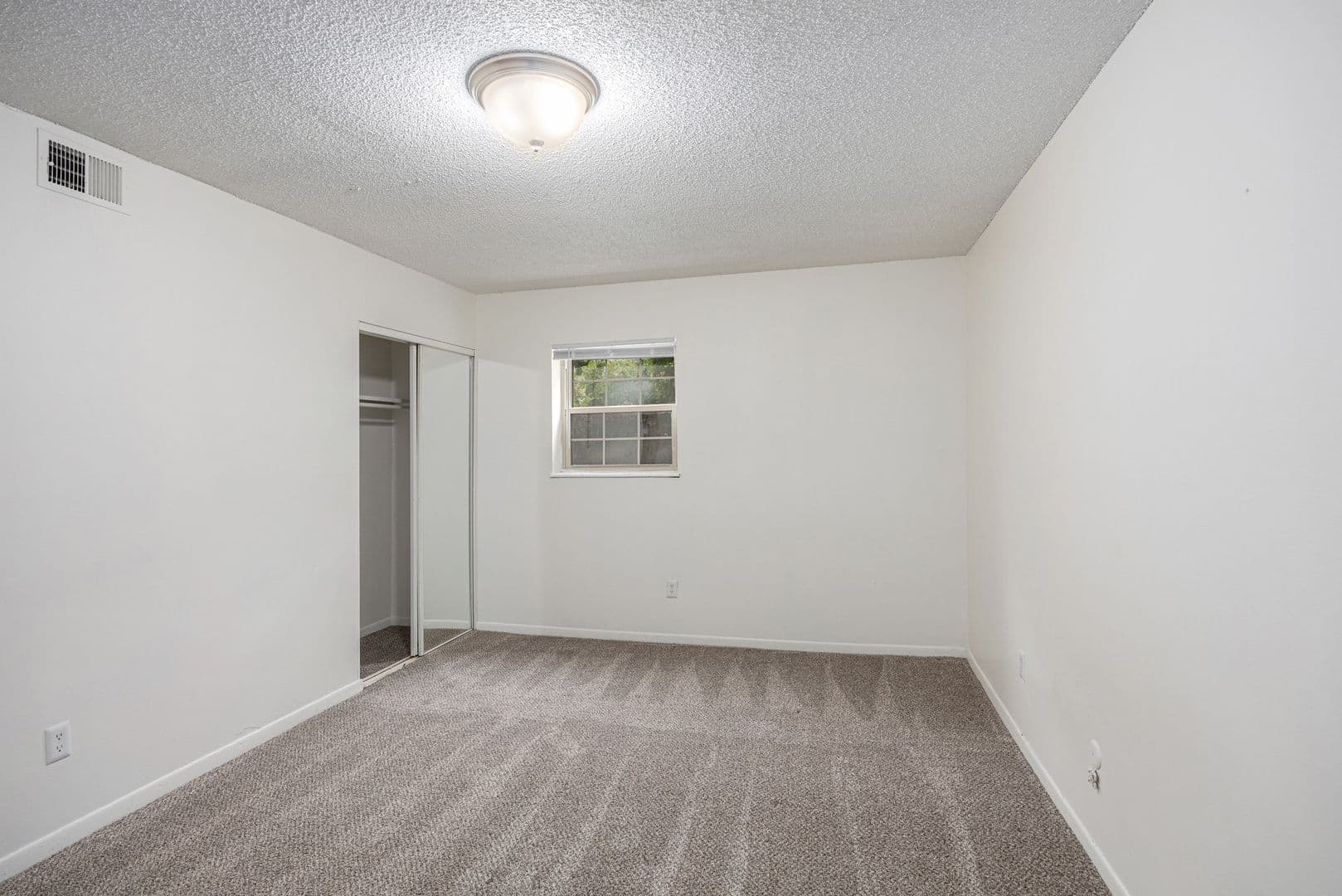 Gladstone Apartment: 7005 N Bales Ave