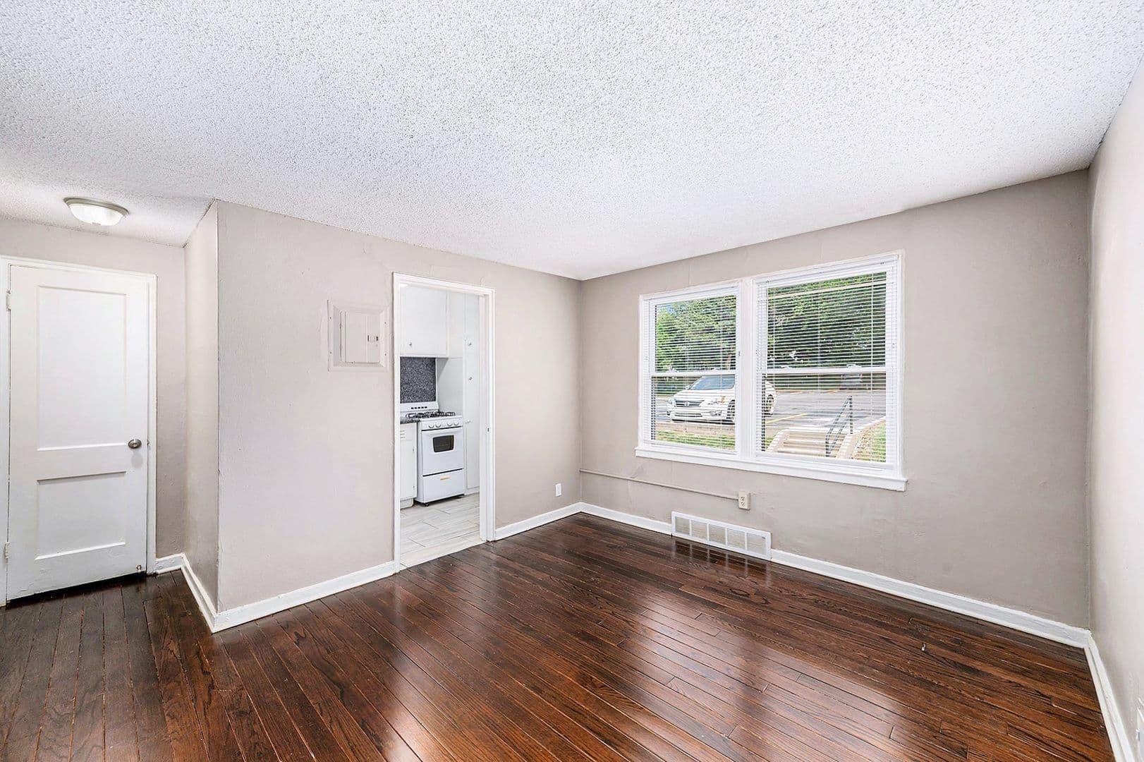 Independence Apartment: 120 W Elizabeth St