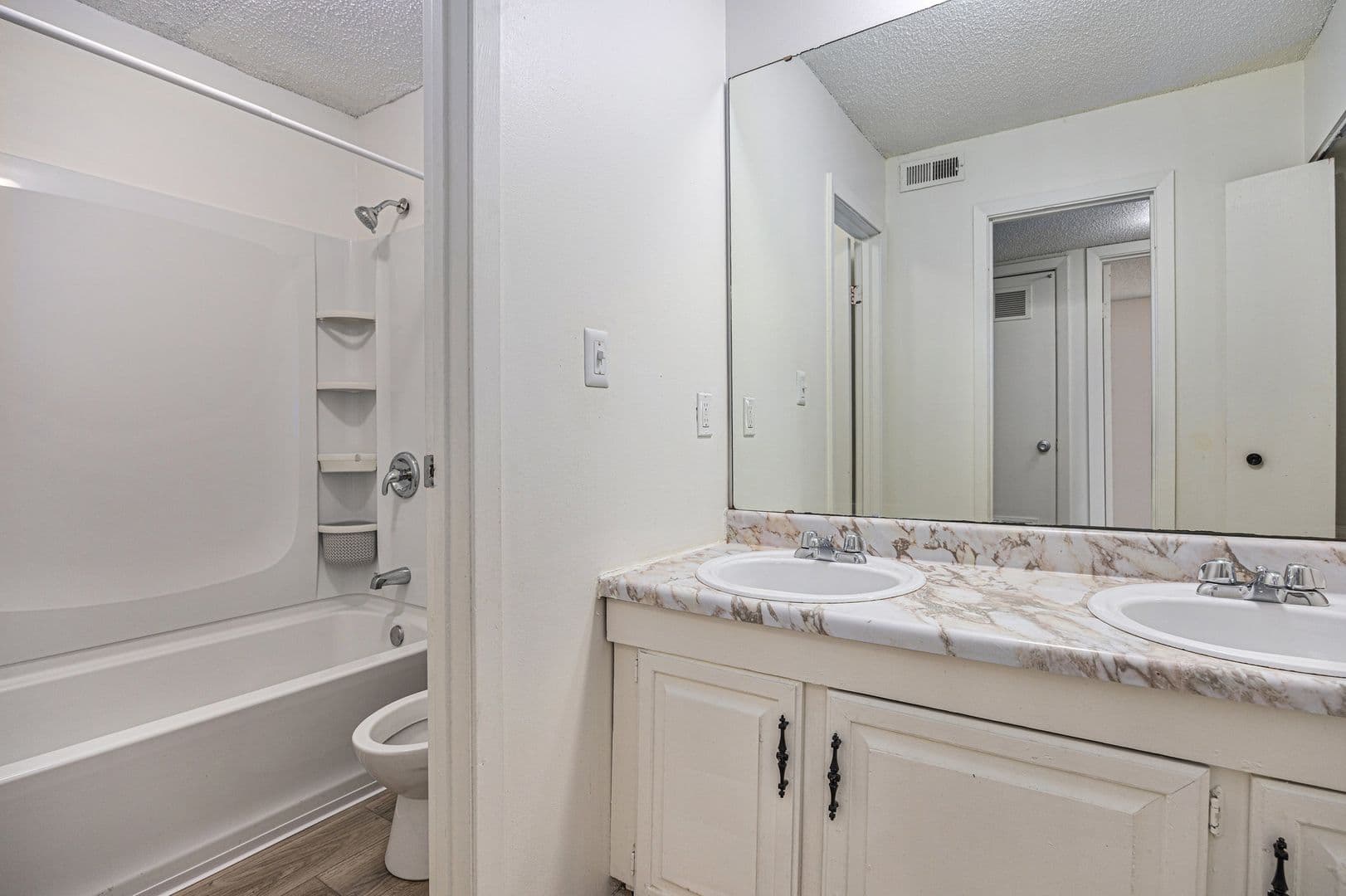 Gladstone Apartment: 7005 N Bales Ave