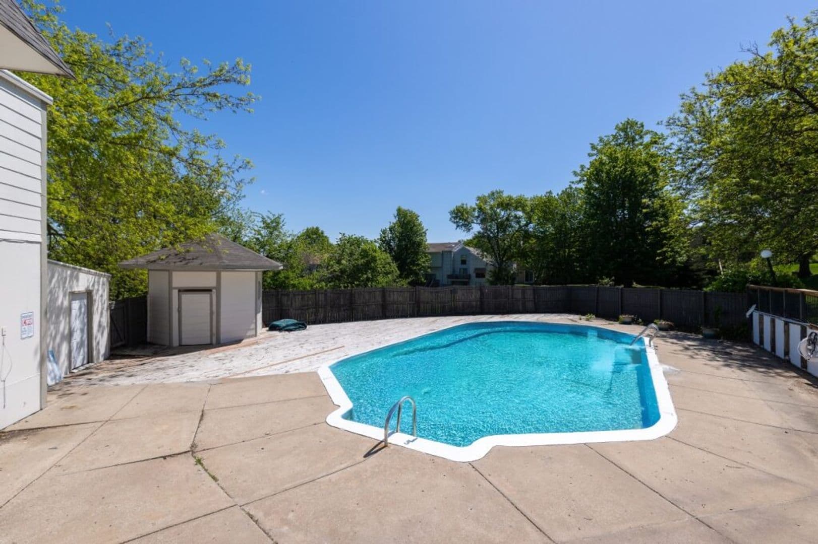 Gladstone Apartment: 7005 N Bales Ave