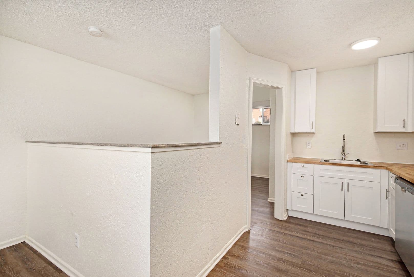 Gladstone Apartment: 2300 NE 70th St