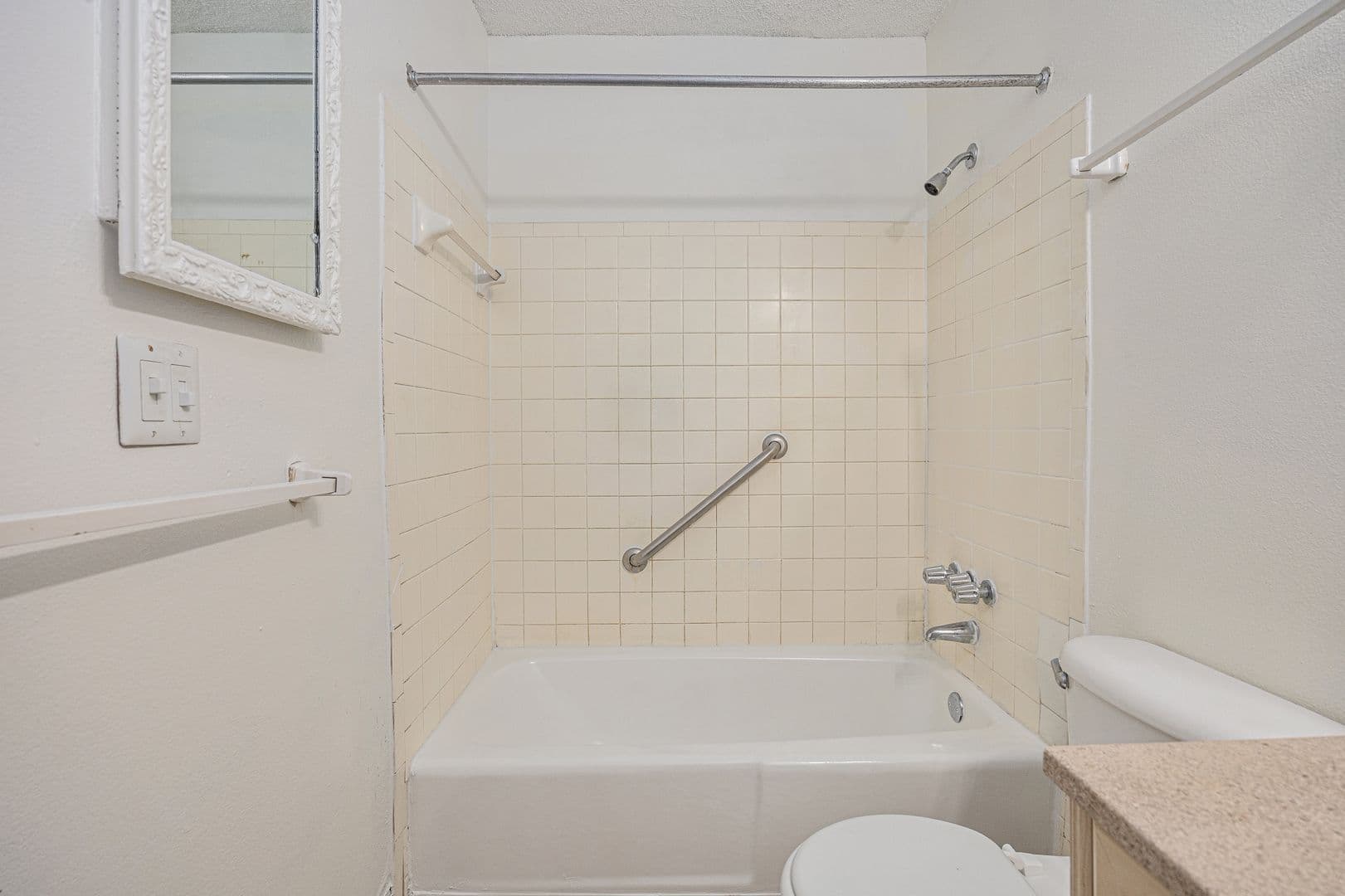 Gladstone Apartment: 7005 N Bales Ave