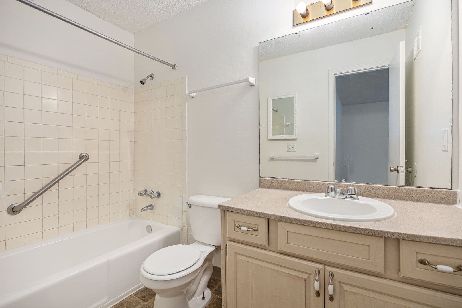 Gladstone Apartment: 7005 N Bales Ave