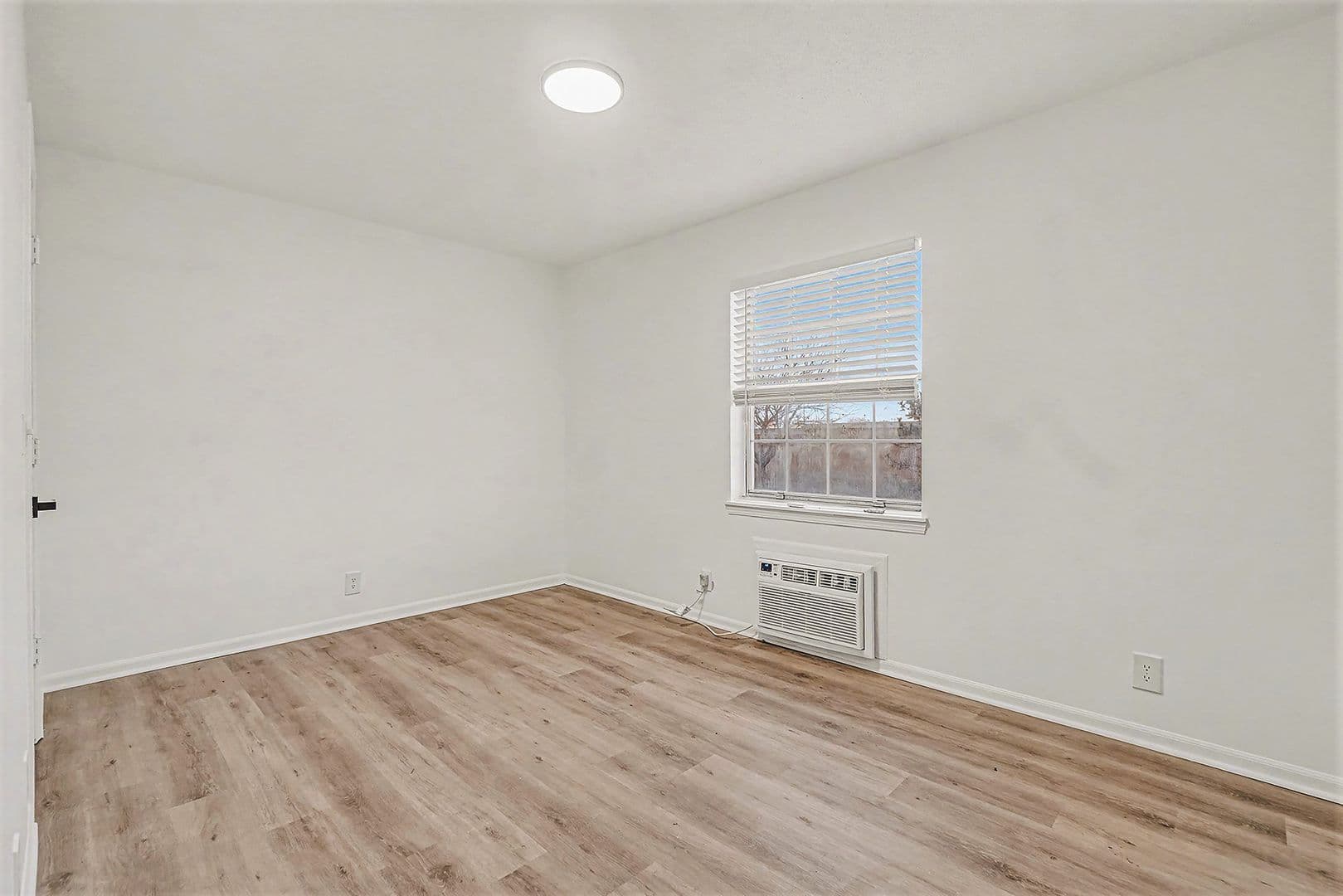 Olathe Apartment: 1610 E Kansas City Rd