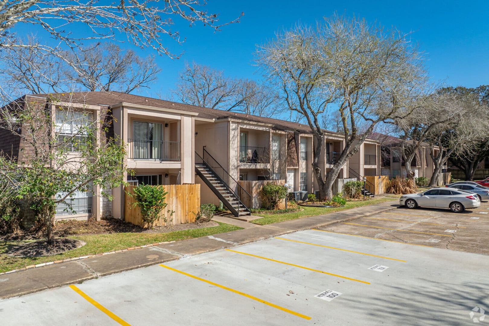 Alvin Apartment: 821 E House St