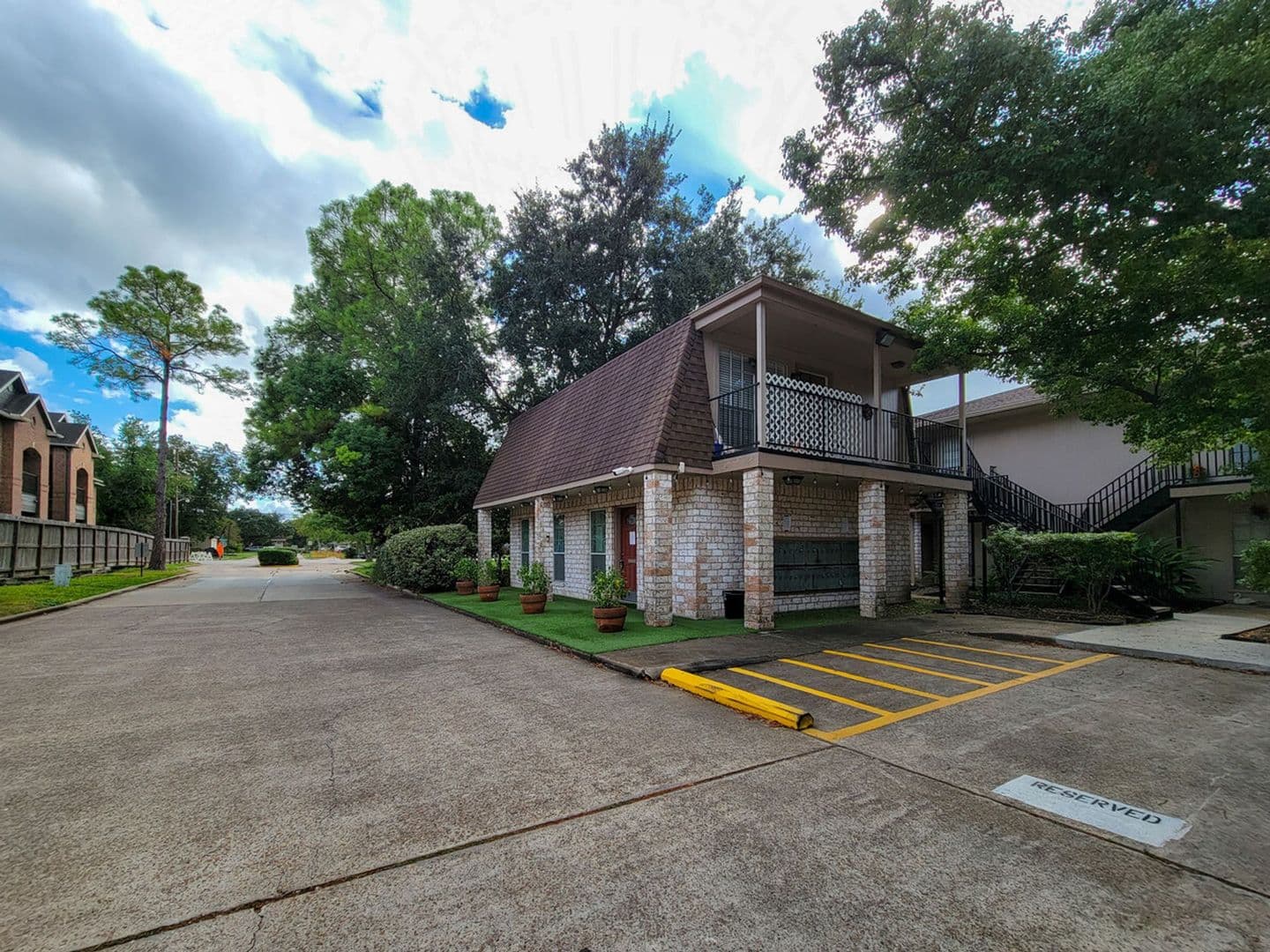 Alvin Apartment: 821 E House St