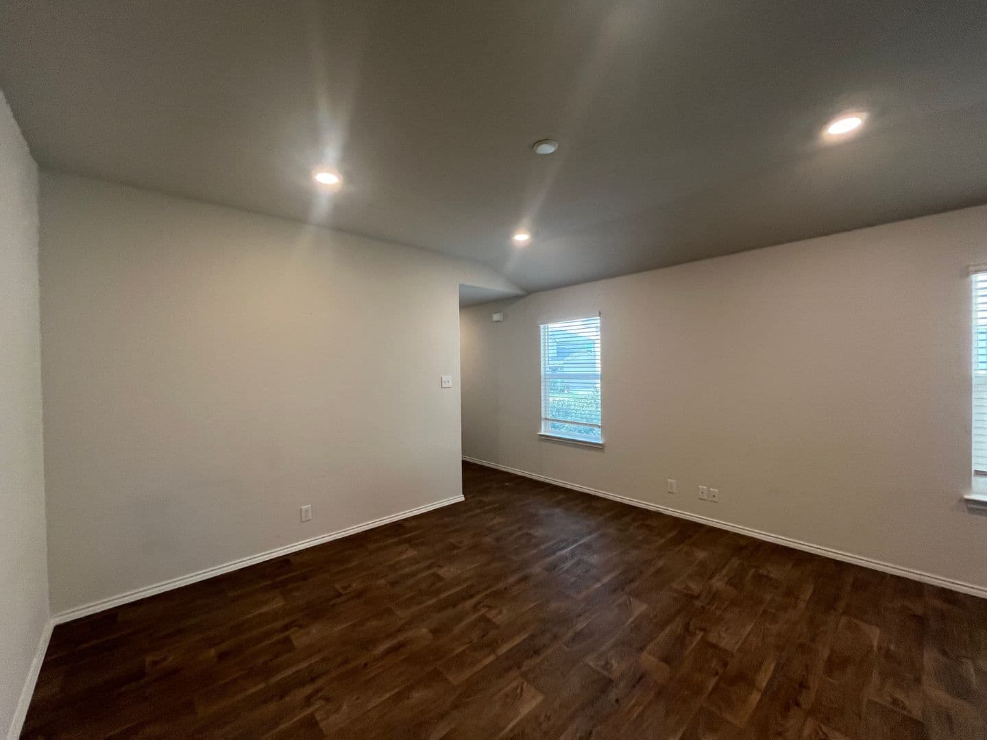 Floresville House: 324 Middle Green Loop