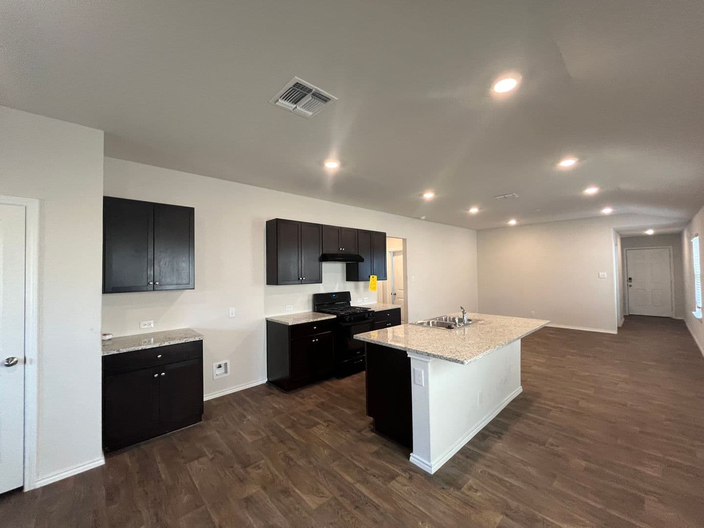 Floresville House: 324 Middle Green Loop