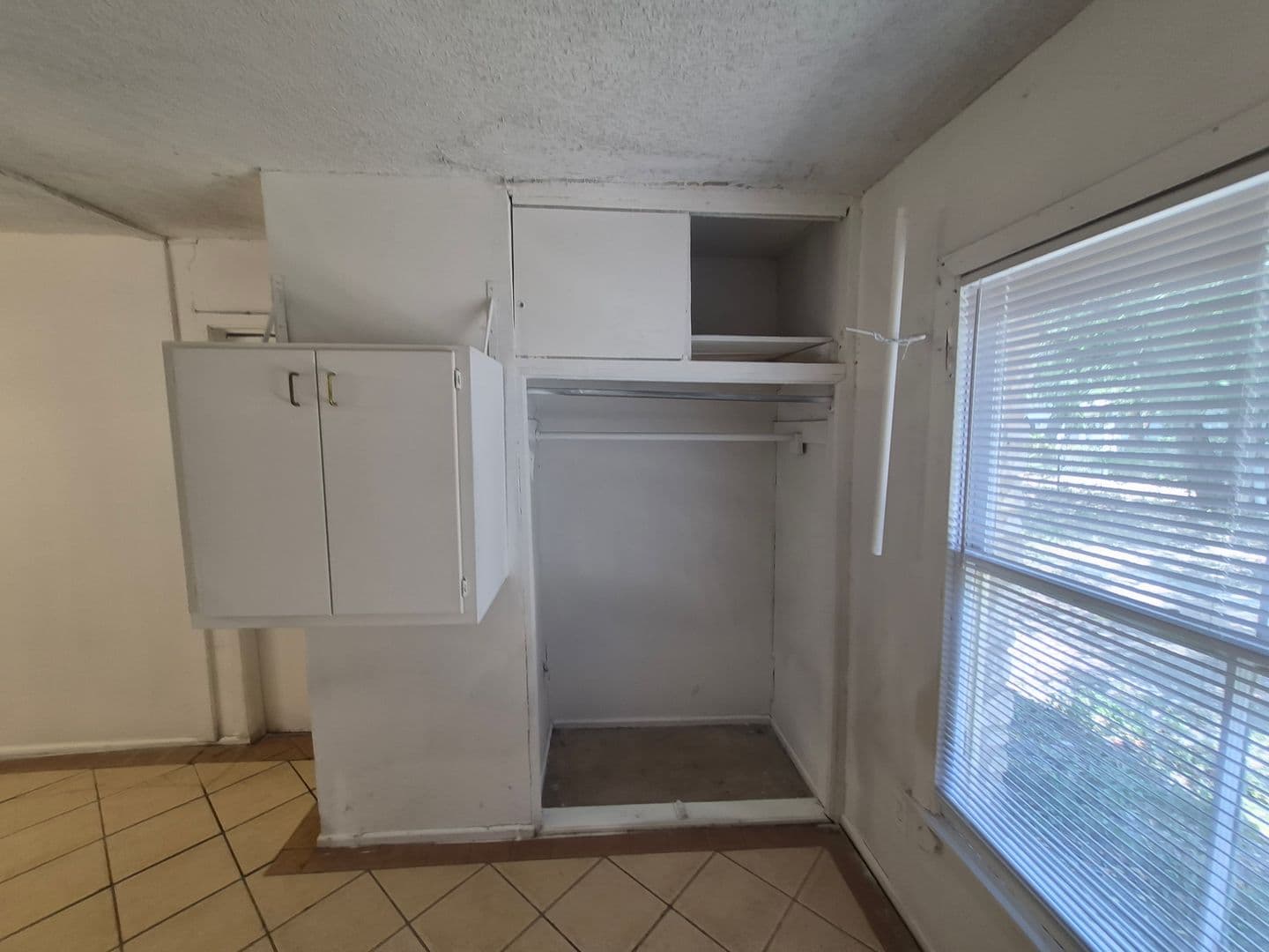 SAN ANTONIO House: 807 WEIZMANN ST.