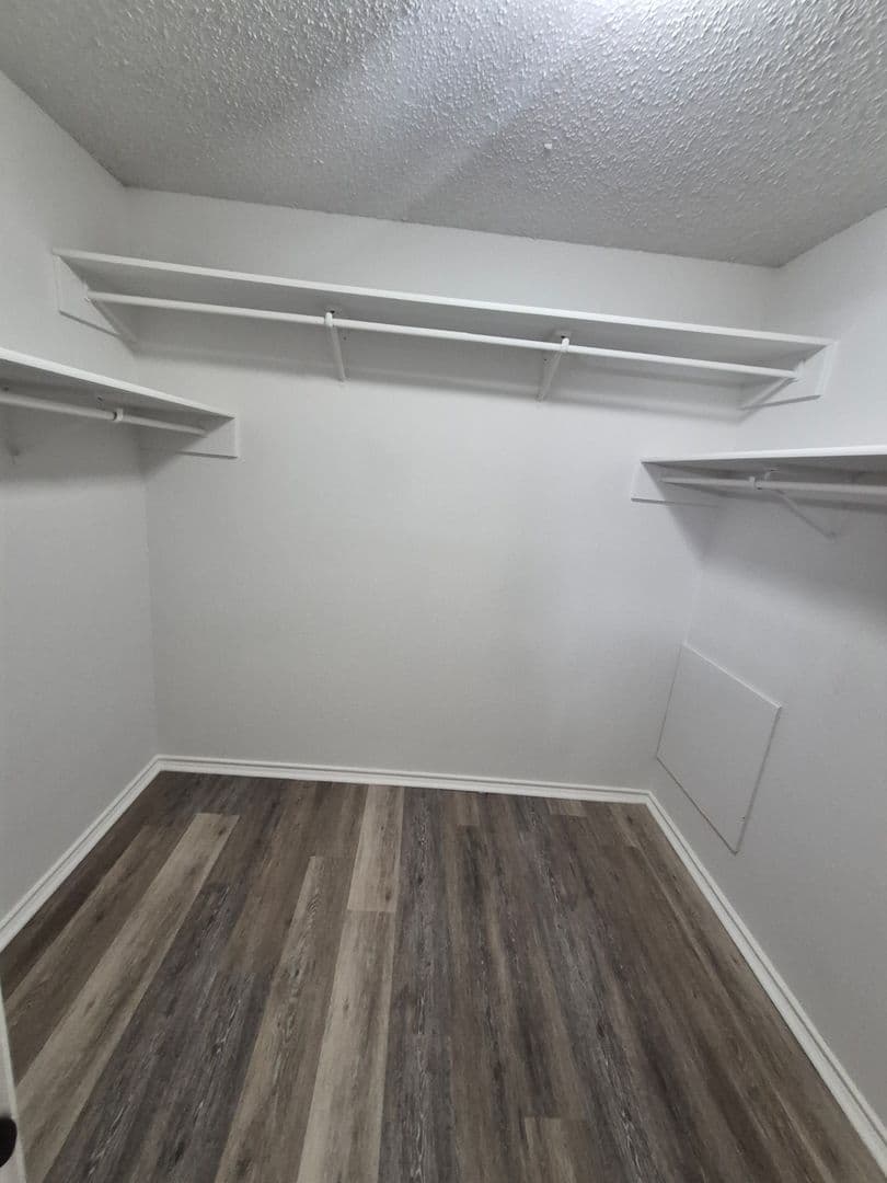 CONVERSE House: 8043 CHESTNUT MANOR DR.