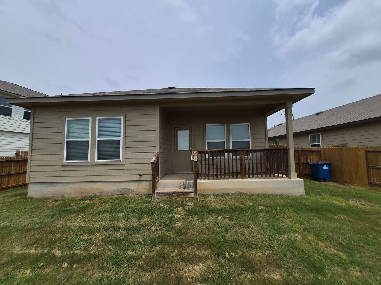 FLORESVILLE House: 465 MIDDLE GREEN LOOP