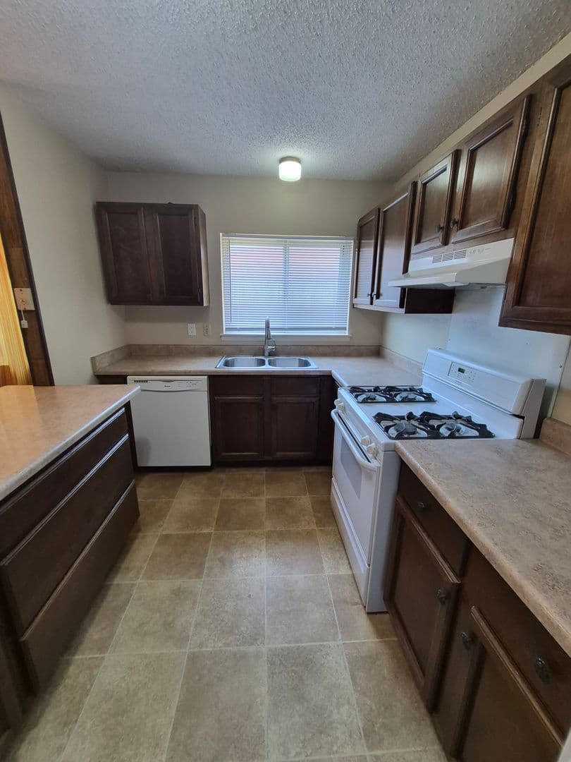 UNIVERSAL CITY House: 120 FRIENDSWOOD PATH