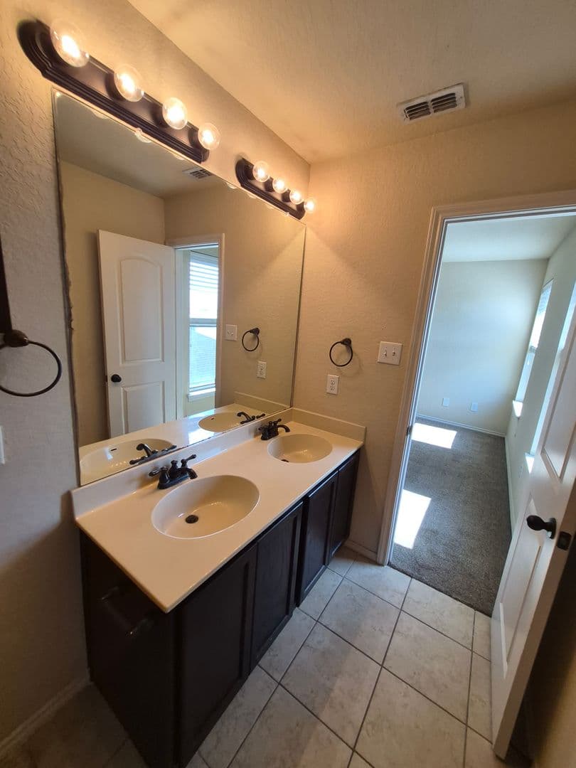 NEW BRAUNFELS House: 522 CREEKSIDE CIRCLE