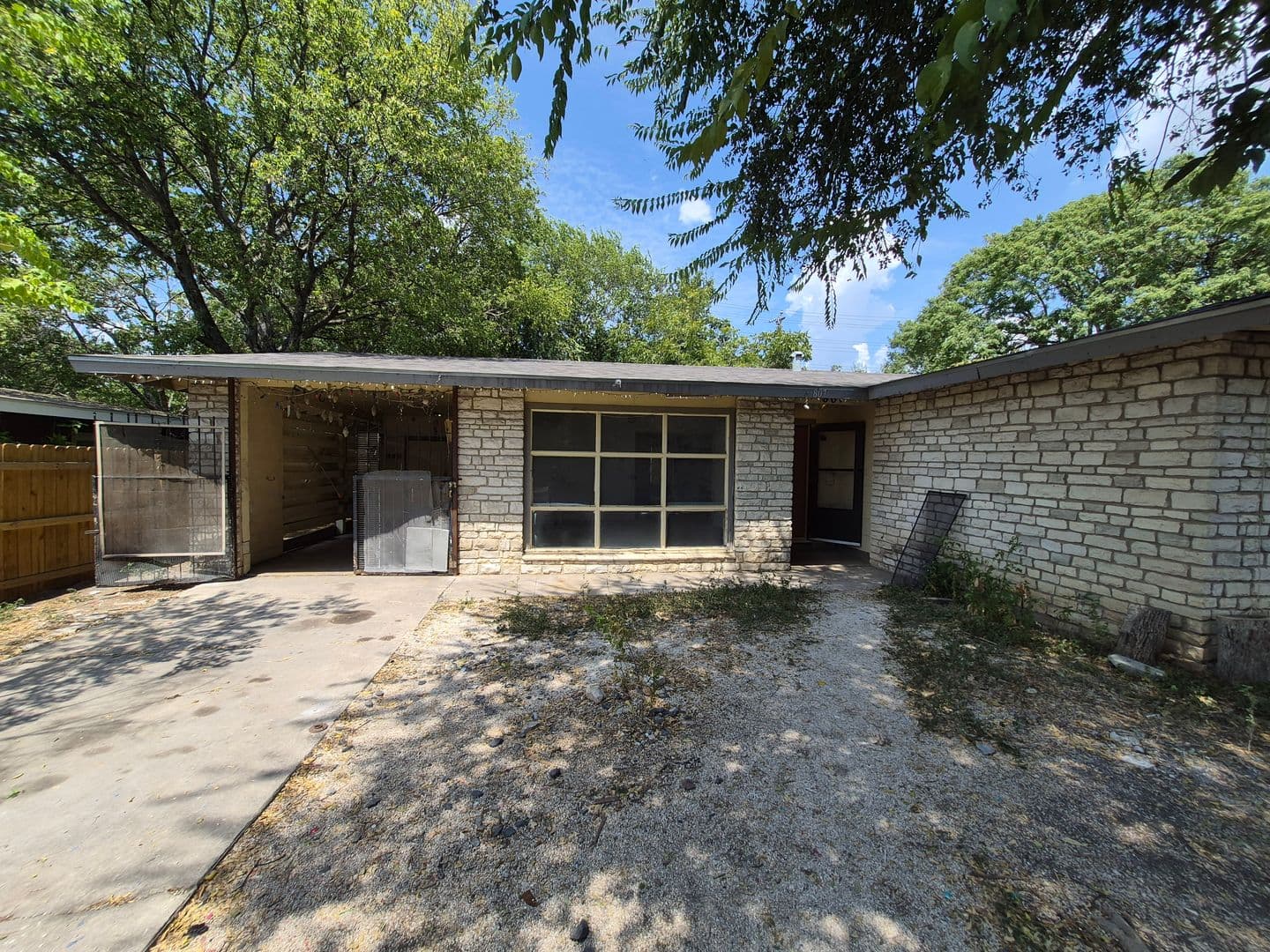 SAN ANTONIO House: 807 WEIZMANN ST.